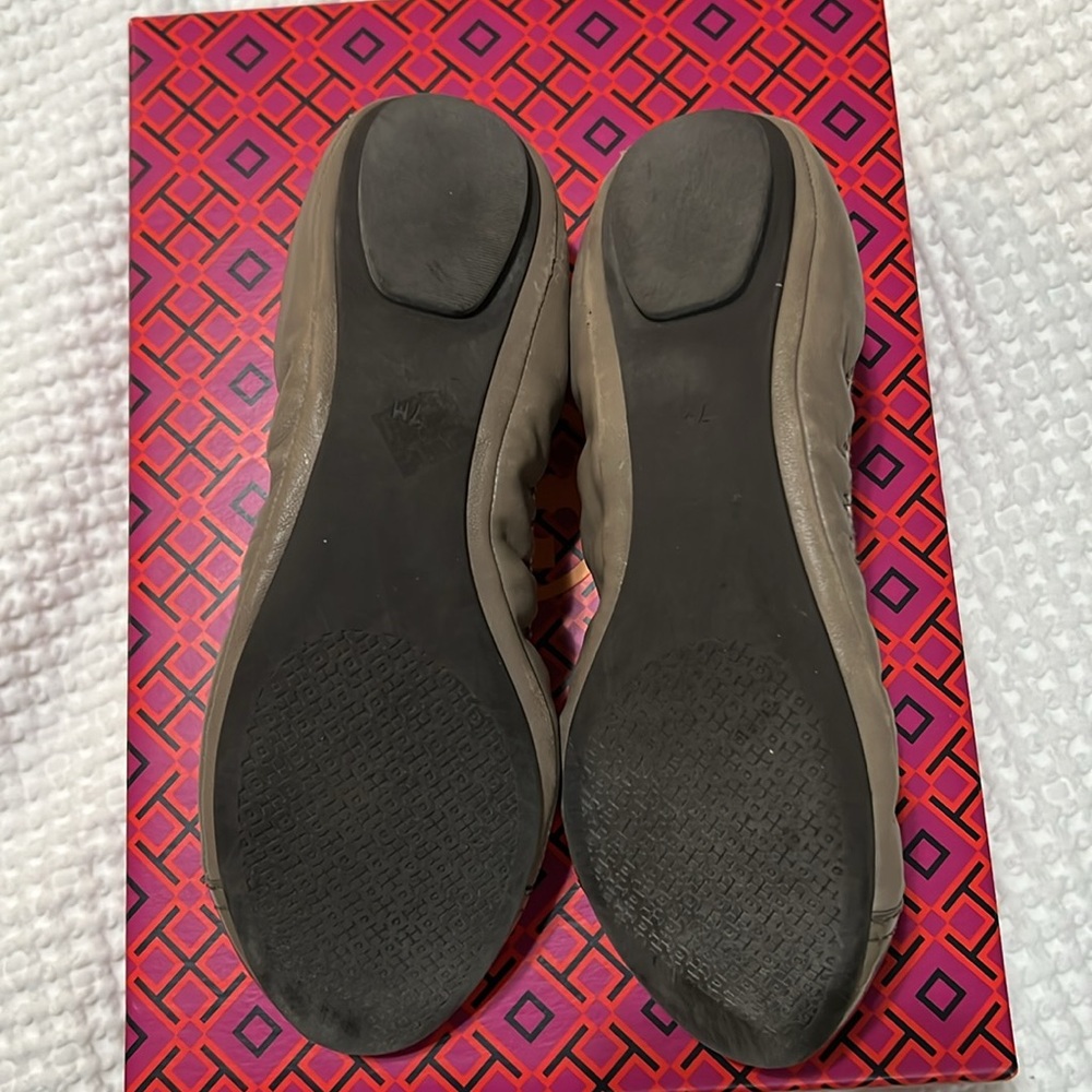 Tory Burch Gabby Ballet Isabel Flat London Gray Size 7 
Pre love, no box - Picture 3 of 6